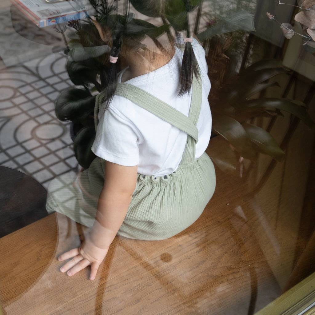 The back of the BAO Baby Wear Overalls in Matcha. Twist them to make them shorter.