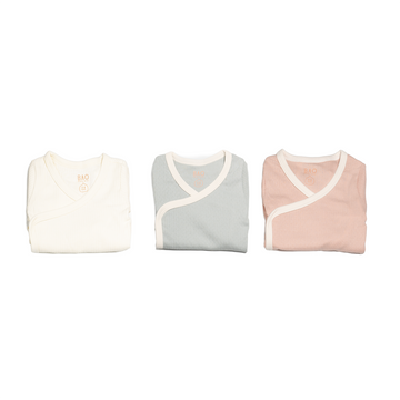 The newborn sleepy time bundle, consisting of 3 set of kimono pyjamas. One in ribbed cotton vanilla, one in pointelle cotton butterfly pea and one in pointelle cotton peach.